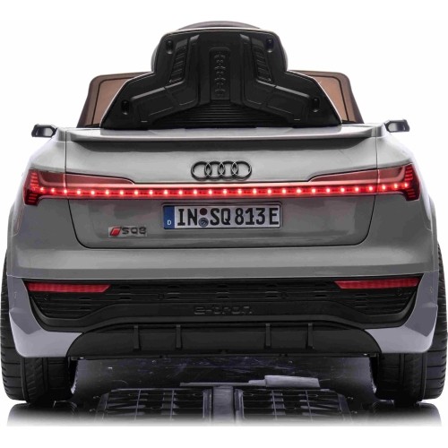 Pojazd elektryczny Audi SQ8, szary