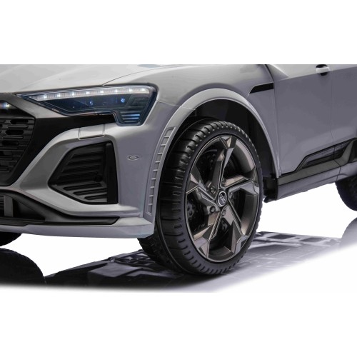 Pojazd elektryczny Audi SQ8, szary
