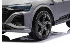 Pojazd elektryczny Audi SQ8, szary