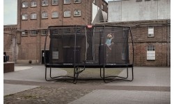 Trampolina BERG Ultim Champion Regular 500 czarna + siatka ochronna DLX XL
