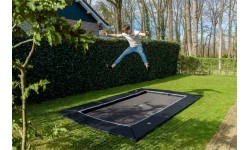 Trampolina gruntowa EXIT Dynamic 244x427 cm z płytami bezpieczeństwa Freezone, czarna