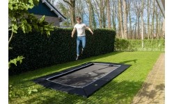 Trampolina gruntowa EXIT Dynamic 244x427 cm z płytami bezpieczeństwa Freezone, czarna