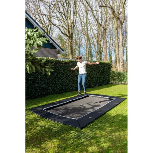 Trampolina gruntowa EXIT Dynamic 244x427 cm z płytami bezpieczeństwa Freezone, czarna