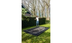 Trampolina gruntowa EXIT Dynamic 244x427 cm z płytami bezpieczeństwa Freezone, czarna