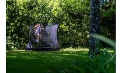 Trampolina gruntowa EXIT Silhouette ø244 cm z siatką ochronną – czarna