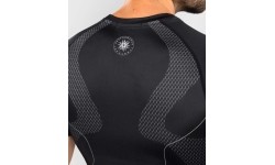 Koszulka rashguard Venum Nexus z krótkim rękawem - czarno-srebrna