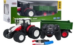 Czerwony traktor zdalnie sterowany z zieloną naczepą