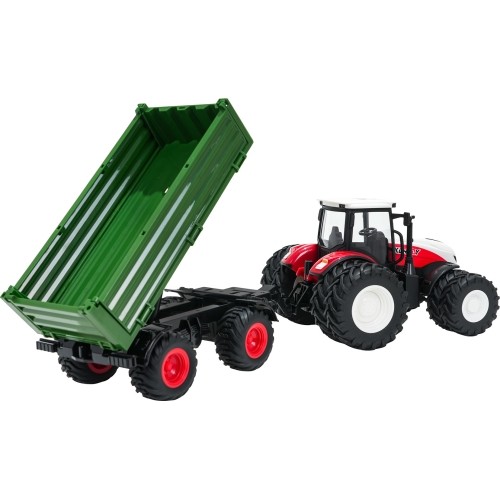 Czerwony traktor zdalnie sterowany z zieloną naczepą