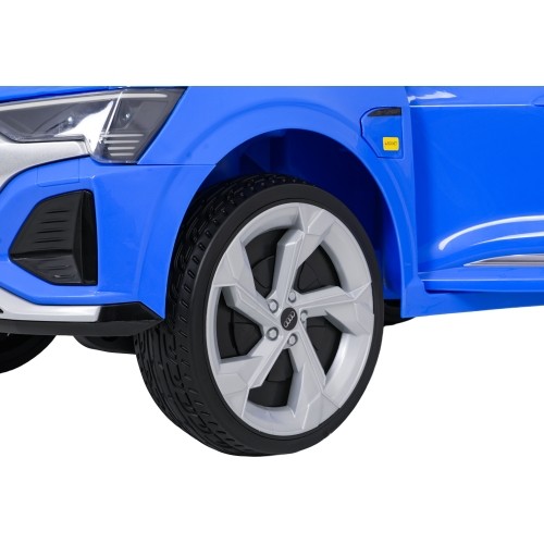Pojazd elektryczny Audi SQ8, niebieski