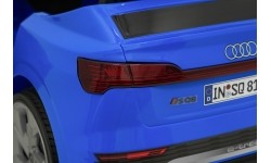 Pojazd elektryczny Audi SQ8, niebieski