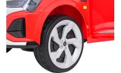Pojazd elektryczny Audi SQ8, czerwony