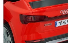 Pojazd elektryczny Audi SQ8, czerwony